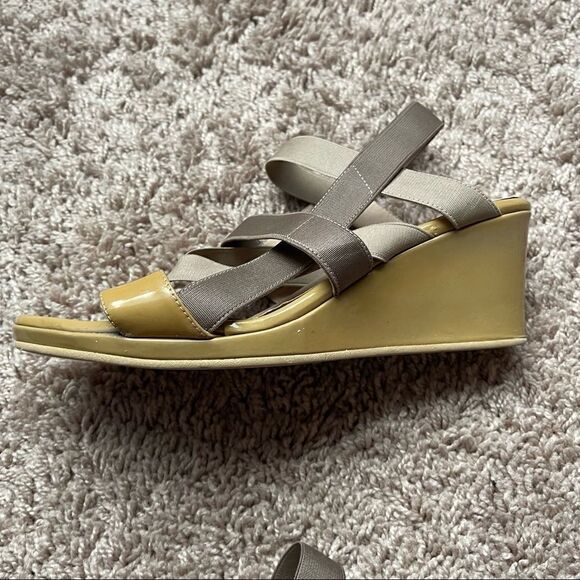 Aquatalia by Marvin K Tan Patent Strappy Wedge Sandals; SZ 8.5; Good Condition - Picture 10 of 16